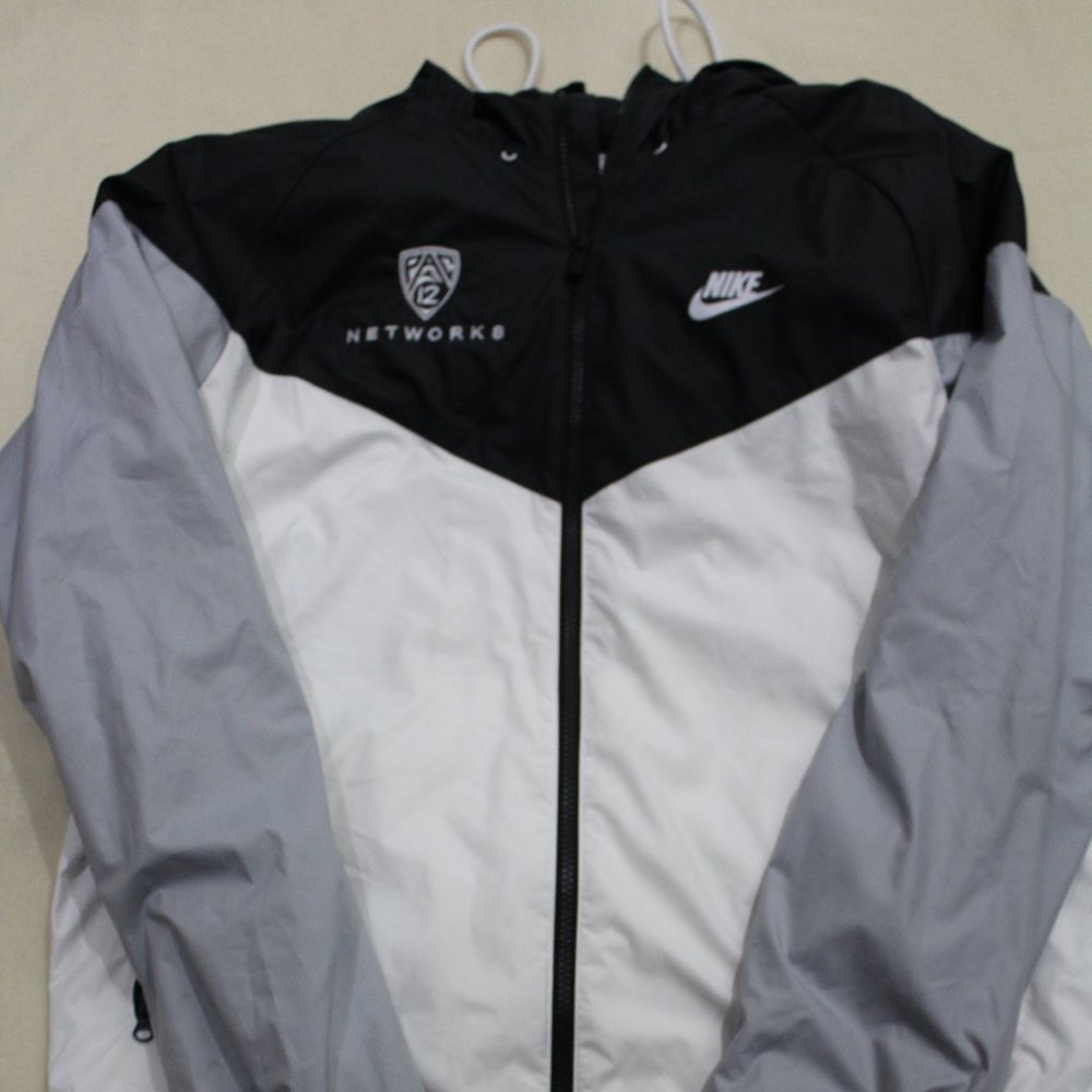 NFS Private Listing - Nike Pac12 Light Weight Wind Breaker